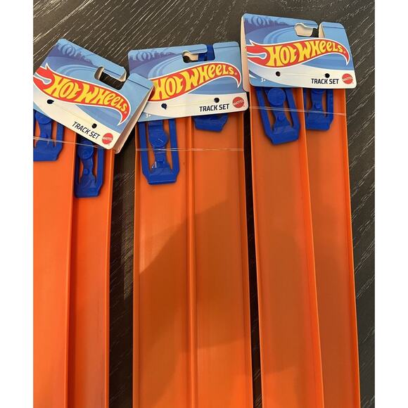 Hot Wheels Track Lot, 1 Loop Builder, 2 Ramps, 6 Sets Of 24” Straight Tracks New - Picture 2 of 6